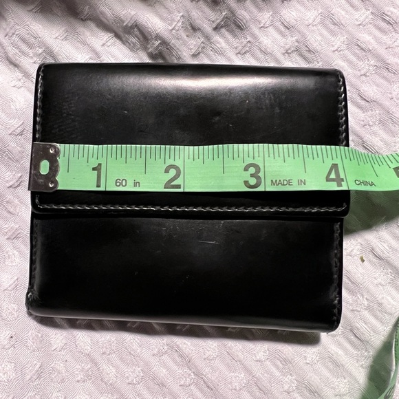 GUCCI Smooth Black Leather Bi Fold Wallet with G Clasp - Picture 13 of 16